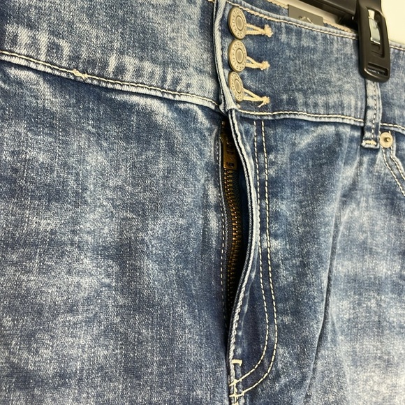 Torrid 3.5 Inch Jegging Super Soft High Rise Jean Shorts. Plus Size 28. NWT. - Picture 6 of 16